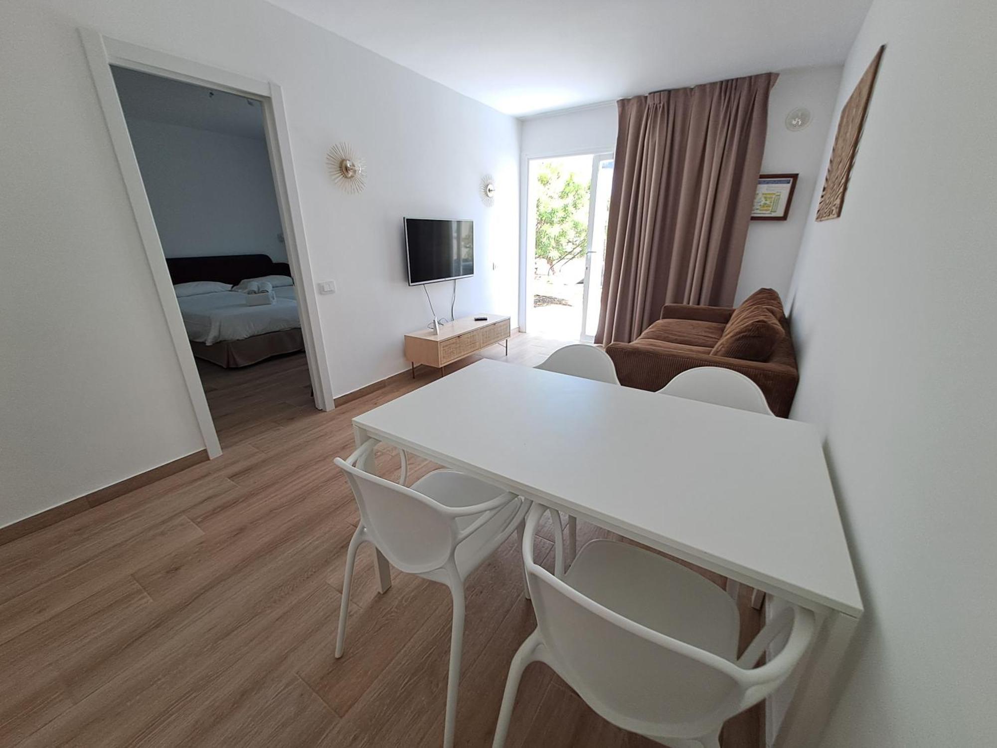 Homeforguest Apartamento 13 Con Terraza Y Piscina En Corralejo Luaran gambar